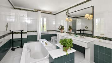 Family Villa, 4 Bedrooms, Fireplace, Mountainside (Tenuta Santa Colomba) | Bathroom