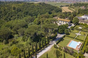 Villa familiar, varias habitaciones, junto a la montaña (Tenuta Santa Colomba) | Vista aérea