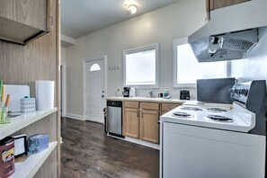 Apartamento superior, 2 habitaciones | Cocina privada | Frigorífico, microondas, horno y placa de cocina