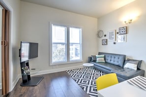 54-inch flat-screen TV with cable channels, TV - Capitol Hill Cozy Condos (Seattle)