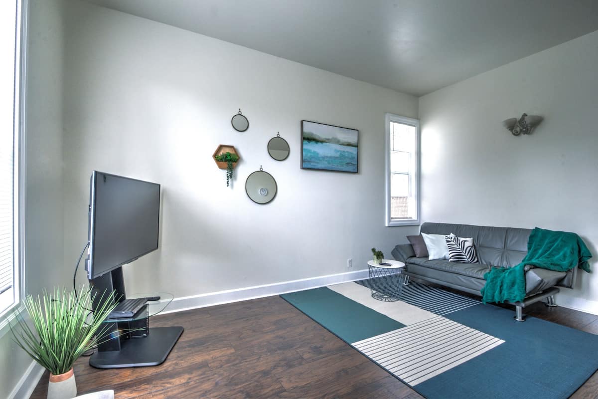Superior-Apartment, 2 Schlafzimmer | Wohnbereich | 54-Zoll-Flachbildfernseher mit Kabelempfang, Fernseher