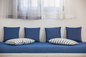 1 chambre, bureau, fer et planche à repasser, lit de bébé portatif