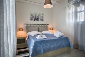 1 habitación, escritorio, tabla de planchar con plancha y cuna de viaje