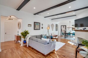 Smart TV, fireplace, books, offices