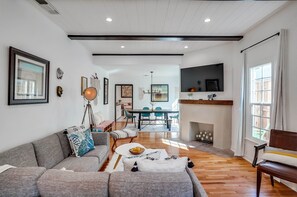 Smart TV, fireplace, books, offices - Stylish Modern Home Bordering Beverly Hills & Culver City with Private Garden! (Los Angeles)
