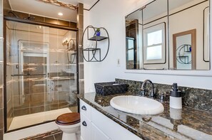 Badewanne, Haartrockner, Handtücher, Seife