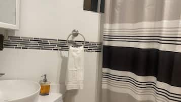 Douche, serviettes fournies, savon, shampoing