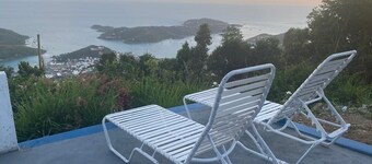 Bluewater Cottage with amazing Ocean views. Cozy and romantic. Work & play here.