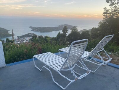 Bluewater Cottage with amazing Ocean views. Cozy and romantic. Work & play here.