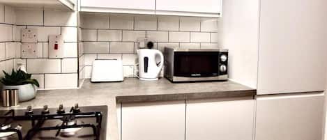 Kühlschrank, Mikrowelle, Ofen, Herdplatte