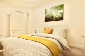 2 habitaciones, tabla de planchar con plancha, wifi y ropa de cama 
