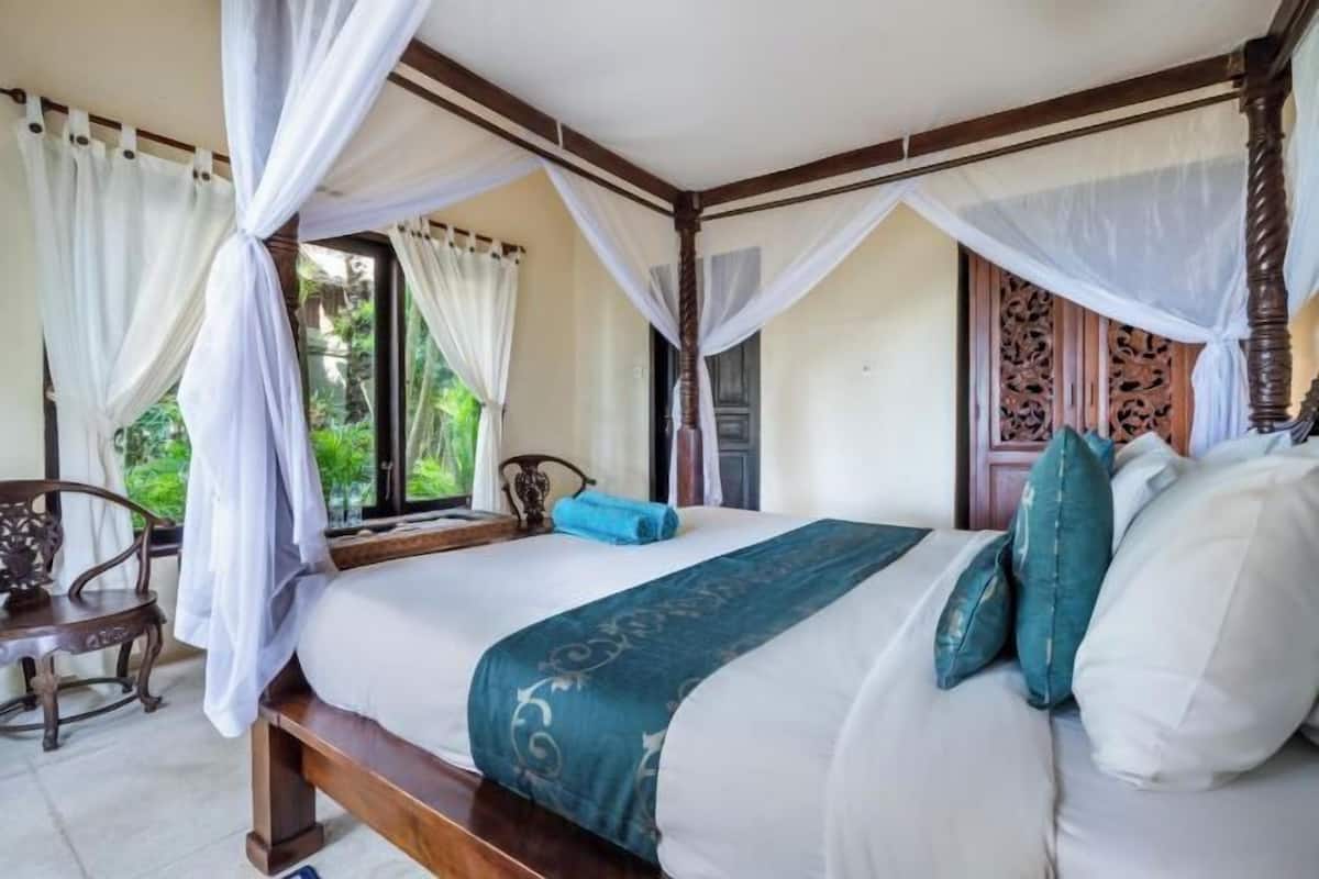 Minibar, cribs (free), WiFi (free), individually decorated