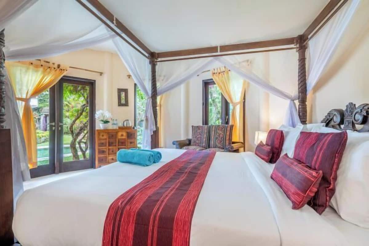 Minibar, cribs (free), WiFi (free), individually decorated