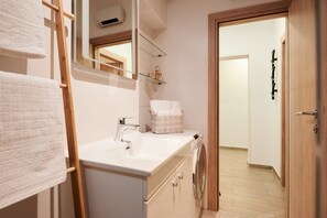 Apartment (Two Bedroom Apartment with Terrace an) | Badezimmer | Dusche, Handtücher