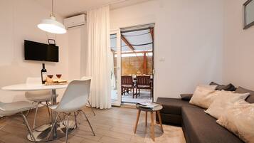 Departamento (Two Bedroom Apartment with Terrace an) | Sala de estar | Televisión