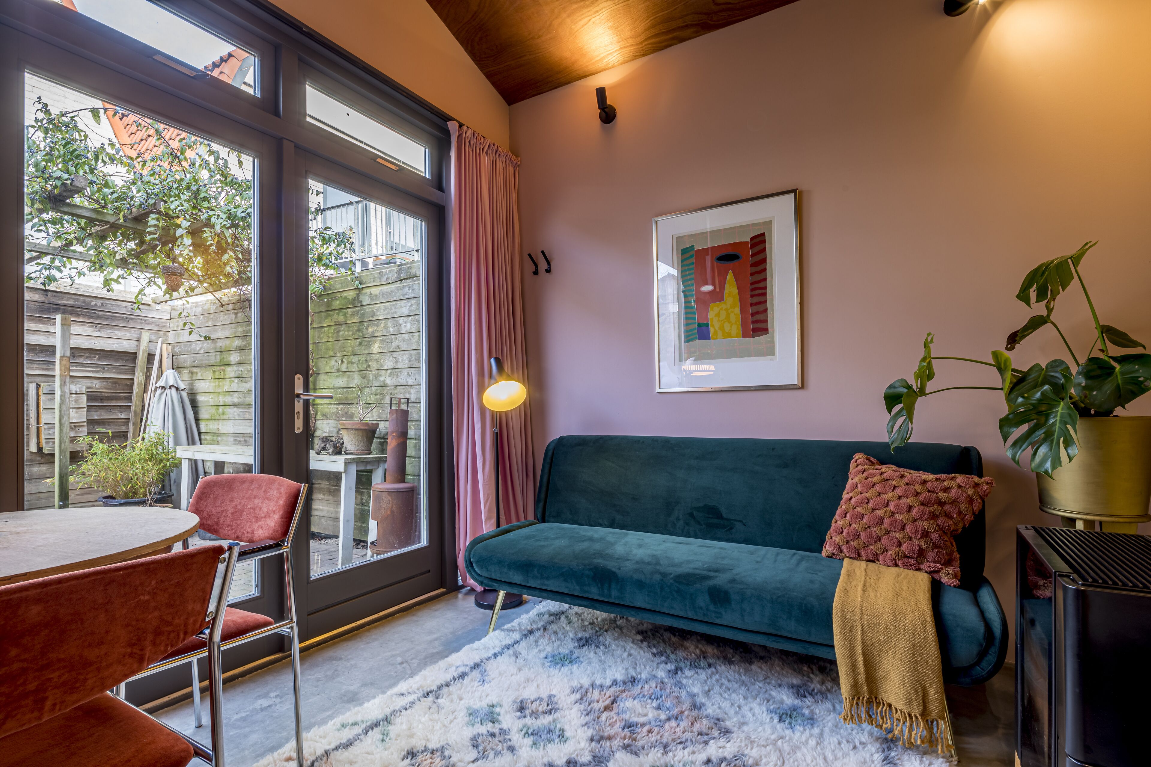 Een televisie, een open haard, een dvd-speler en een tafeltennistafel