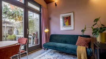 Een televisie, een open haard, een dvd-speler en een tafeltennistafel