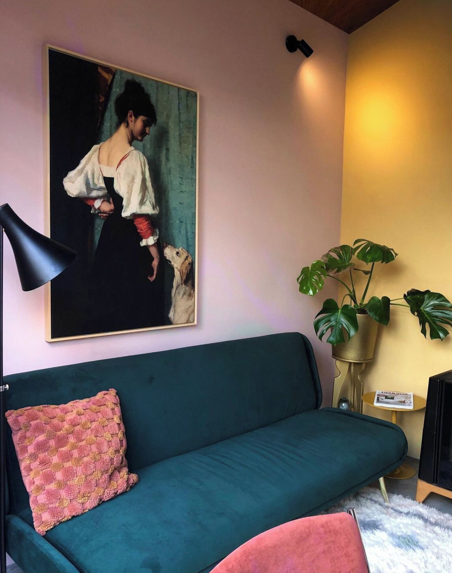 Een televisie, een open haard, een dvd-speler en een tafeltennistafel