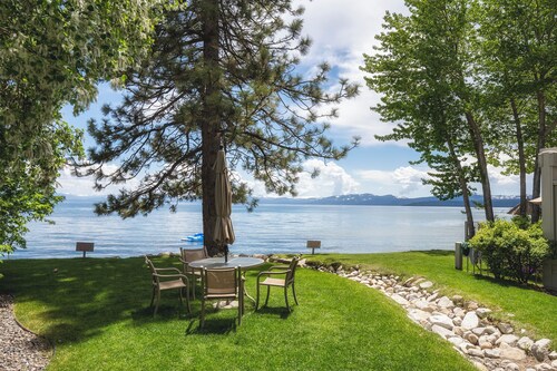 Cozy Modern Condo | Fireplace, Pack ’n Play, 7 Min to Northstar