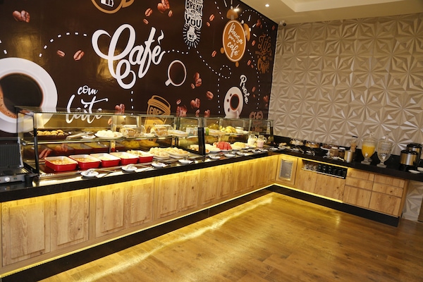 Café da manhã completo grátis todos os dias