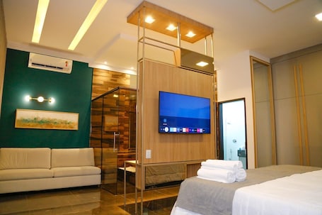 Laptop workspace, iron/ironing board, free WiFi. One Hotel