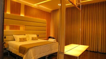 Suíte Master | Espaço de trabalho para notebook, ferros/tábuas de passar roupa