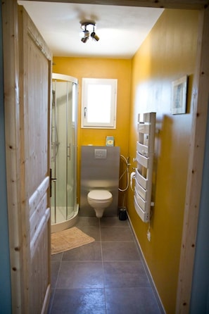 Een douche, een haardroger, handdoeken, zeep