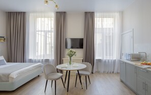 Studio – standard | Sengetøy av topp kvalitet, minibar, safe på rommet og skrivebord