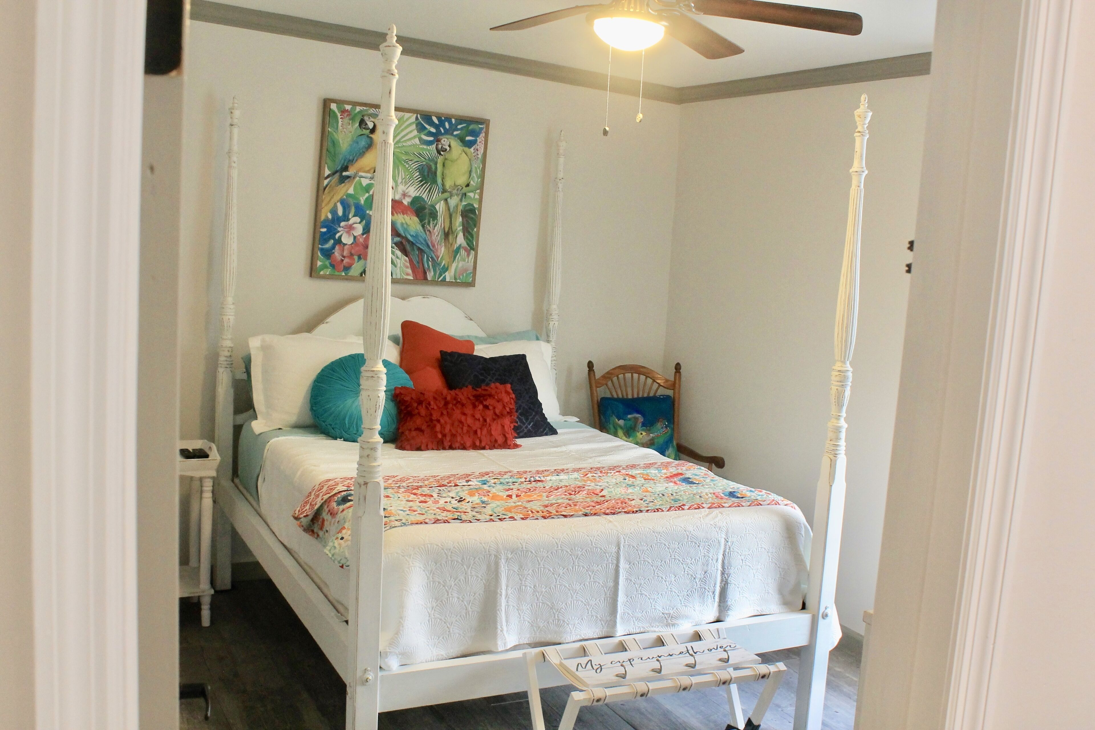 Charming Cottage, downtown to beaches, private