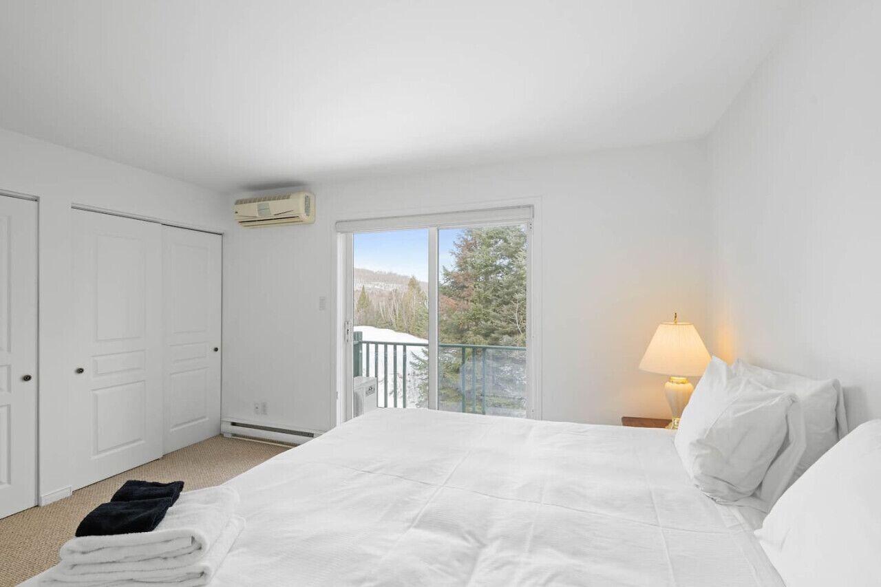 4 soverom, skrivebord, strykejern/-brett og reiseseng for barn