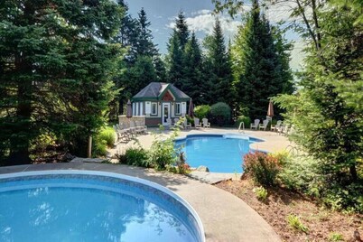 Townhouse on the Golf w/ Pool Access -Aiglon 1748