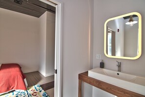 3 habitaciones, tabla de planchar con plancha, wifi y ropa de cama