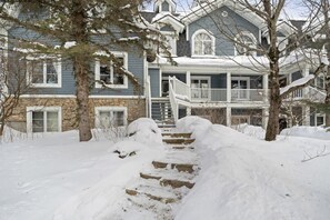 Exterior - Les Manoirs 3Bdrs w/ Pool & HotTub near Village (Mont-Tremblant)