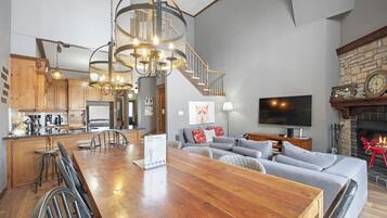 Smart TV, fireplace