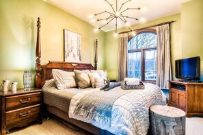 3 bedrooms, desk, iron/ironing board, free WiFi