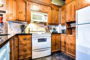 冷蔵庫、電子レンジ、オーブン、コンロ