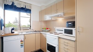 Fridge, microwave, oven, stovetop - The Commodore 22, 9 Donald St - Wi-Fi, Air Conditioning (NELSON BAY)