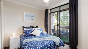 2 bedrooms, iron/ironing board, free WiFi - The Commodore 22, 9 Donald St - Wi-Fi, Air Conditioning (NELSON BAY)