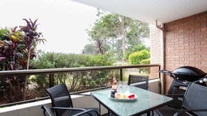 Outdoor dining - The Commodore 22, 9 Donald St - Wi-Fi, Air Conditioning (NELSON BAY)