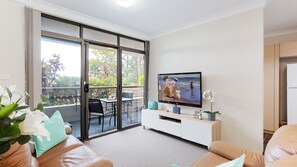 Smart TV, books - The Commodore 22, 9 Donald St - Wi-Fi, Air Conditioning (NELSON BAY)