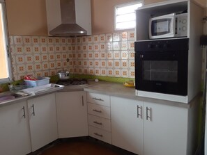 Fridge, microwave, oven, cookware/dishes/utensils - Location Maison de Vacances Avec 2 Chambres à Sainte-rose en Guadeloupe (Sainte-Rose)