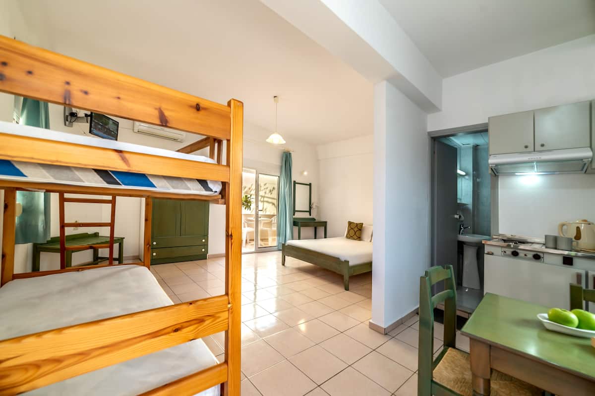 Family Room (2 adults & 2 children or 3 adults) | Private kitchenette | Mini-fridge, stovetop, electric kettle, cookware/dishes/utensils