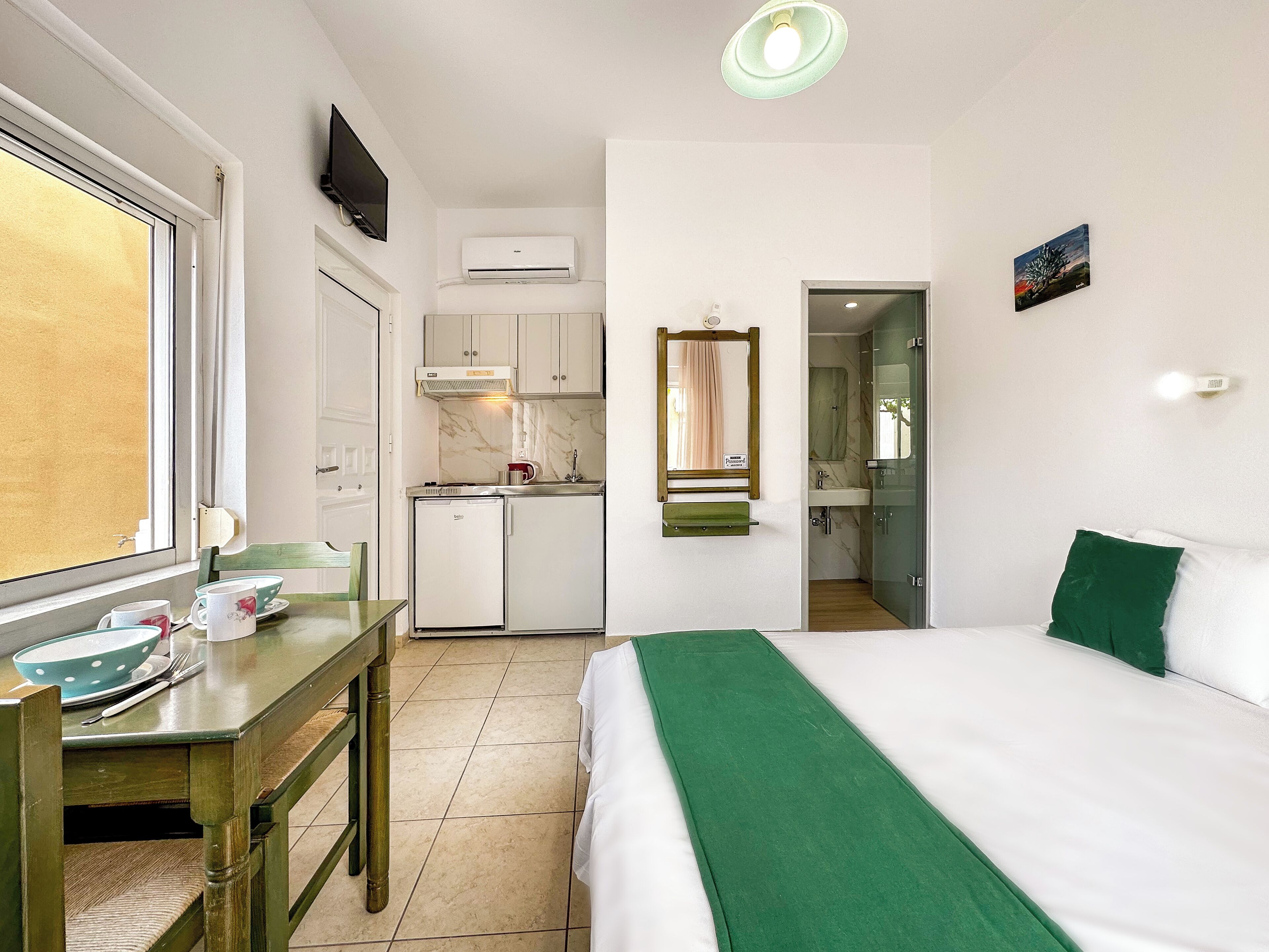 スタンダード ルーム ダブルベッド 1 台 テラス パーシャルシービュー | デスク、ノートパソコン用作業スペース、WiFi (無料)