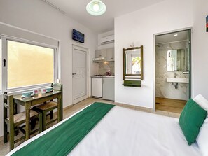Habitación estándar, 1 cama matrimonial, Terraza, vista parcial al mar | Escritorio, espacio para trabajar con laptop y wifi gratis 