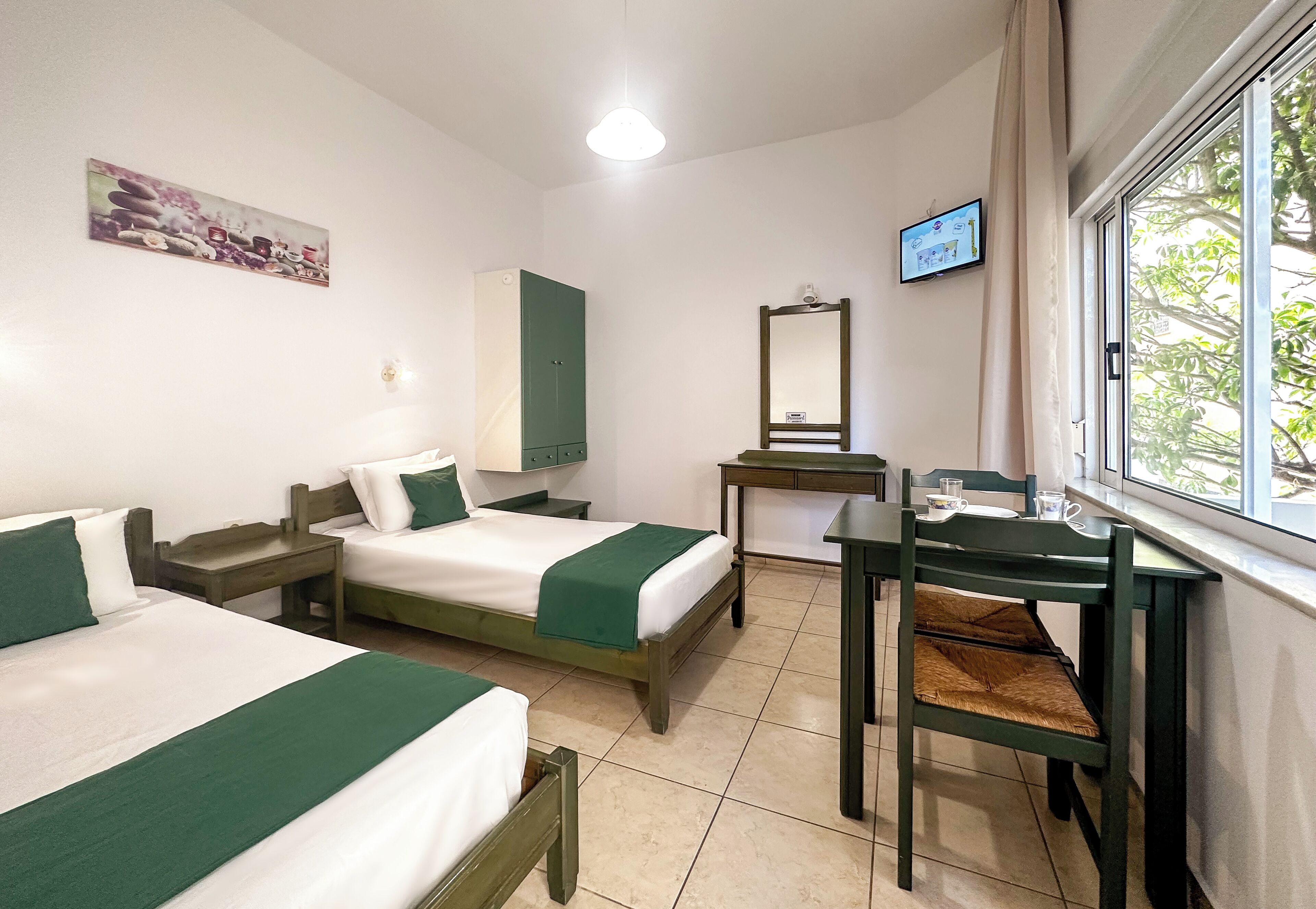 スタンダード ルーム シングルベッド 2 台 コートヤードビュー | デスク、ノートパソコン用作業スペース、WiFi (無料)