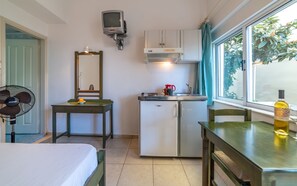 Economy Double/Twin Room, Fan Only, terrace | Eigene Kochnische | Mini-Kühlschrank, Herdplatte, Wasserkocher