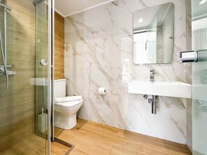 Een douche, een haardroger, handdoeken