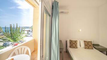 Chambre Triple, vue mer | 1 chambre, bureau, espace de travail pour ordinateur portable