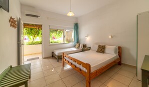 Habitación triple, vistas al mar | Escritorio, espacio para trabajar con un portátil, wifi gratis