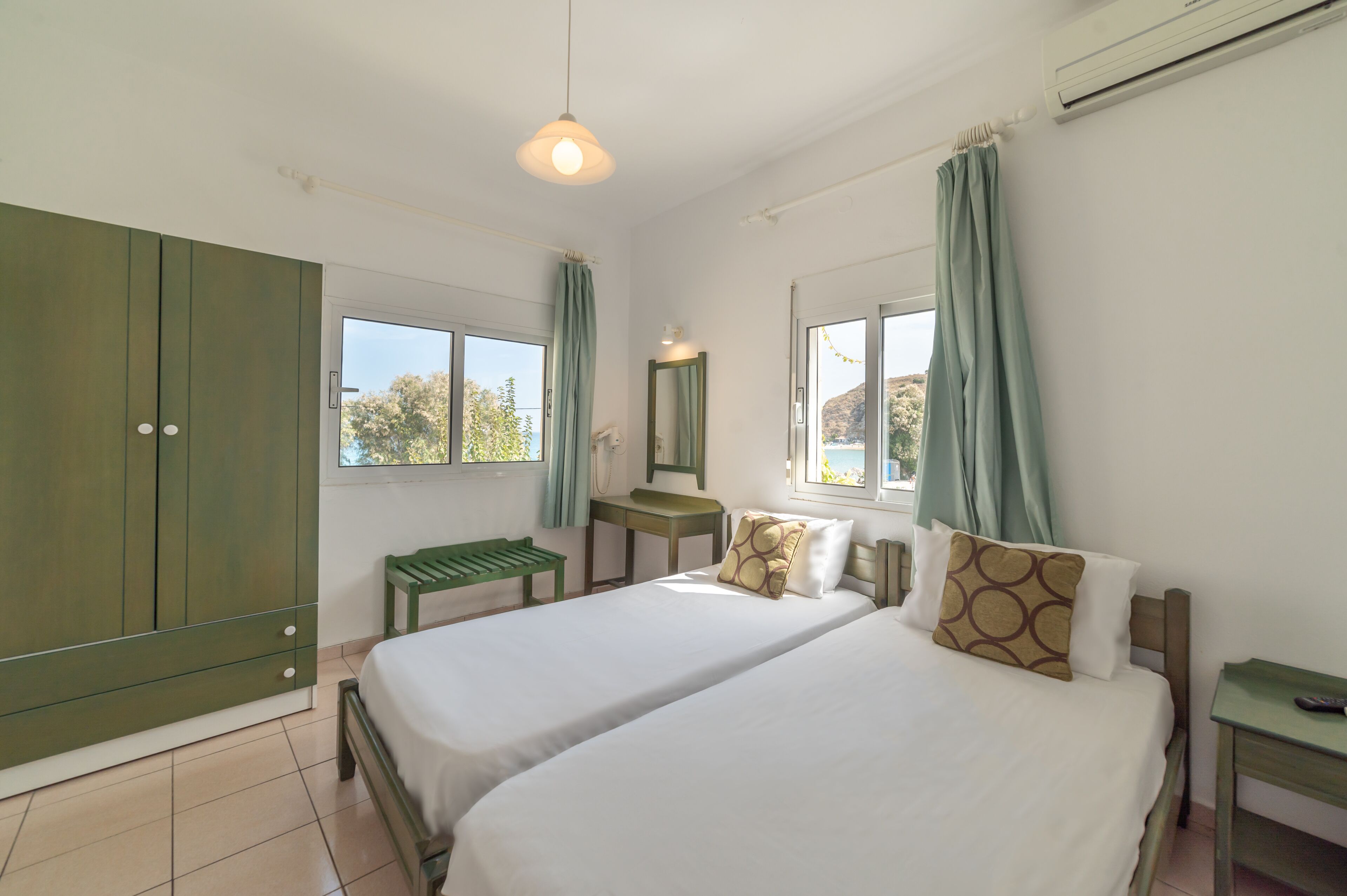 Escritorio, espacio para trabajar con laptop y wifi gratis 